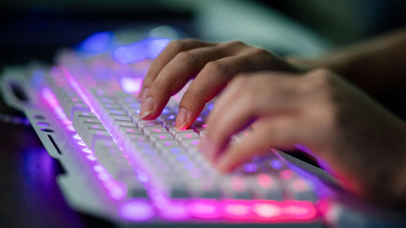 Un hacker chino anónimo utiliza un ordenador en una oficina de Dongguan, en la provincia meridional china de Guangdong, el 4 de agosto de 2020. Nicolas Asfouri/AFP vía Getty Images)
