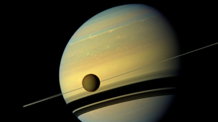 Cassini revela detalles sorprendentes de los mares de hidrocarburos de Titán, la luna de Saturno