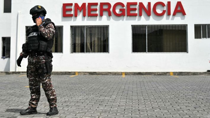 Imagen ilustrativa de miembros de la policía ecuatoriana montando guardia frente a un hospital, el 10 de junio de 2024. (RODRIGO BUENDIA/AFP via Getty Images)