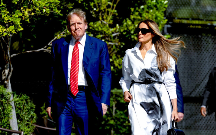 El expresidente Donald Trump y la exprimera dama Melania Trump caminan juntos mientras se preparan para votar en un centro de votación instalado en el Centro Recreativo Morton y Barbara Mandel, en Palm Beach, Florida, el 19 de marzo de 2024. (Joe Raedle/Getty Images)