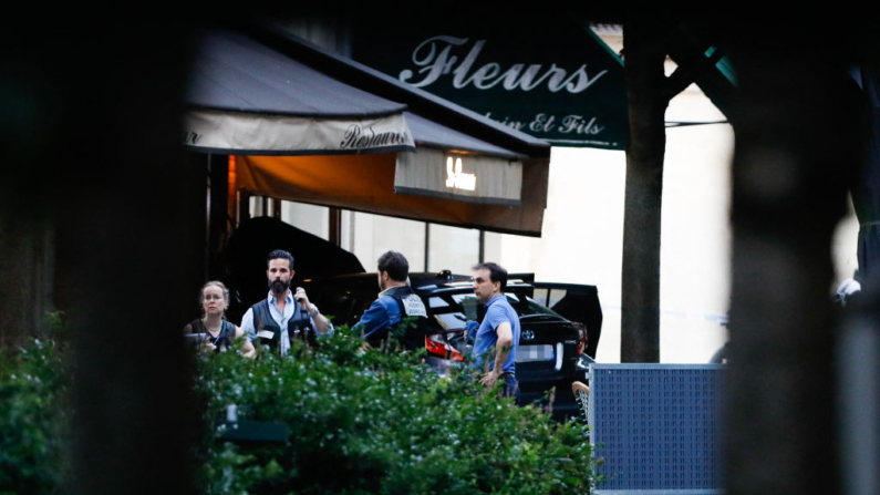 Agentes de policía junto a un vehículo dañado cerca del bar «Le Ramus» donde un automovilista se empotró contra la terraza de un café, dejando varios heridos, en París (Francia) el 17 de julio de 2024. (Ian Langsdon/AFP vía Getty Images)