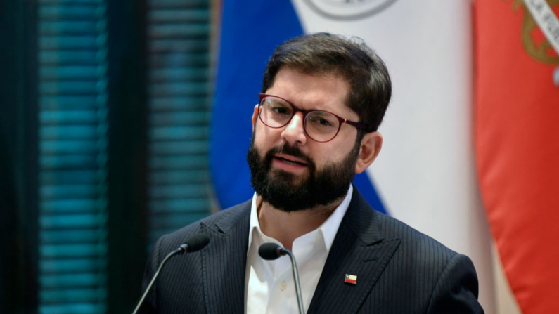 El presidente de Chile, Gabriel Boric, habla junto a su homólogo paraguayo, Santiago Peña (fuera de cuadro), durante una rueda de prensa conjunta en el Palacio de López, en Asunción, el 17 de julio de 2024. (Daniel Duarte/AFP vía Getty Images)