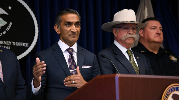 El fiscal del distrito sur de Texas, Alamdar S. Hamdani (izquierda), habla durante una rueda de prensa en Houston el 1 de abril de 2024. Mark Felix /AFP vía Getty Images)