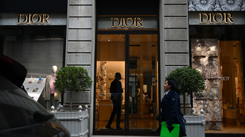 Una mujer pasa por delante de una boutique de Dior en Via Monte Napoleone, una famosa calle comercial de lujo en Milán (Italia), el 9 de abril de 2024. (Gabriel Bouys/AFP vía Getty Images)