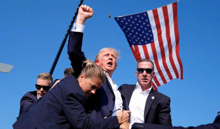 El candidato presidencial republicano, el expresidente Donald Trump, rodeado de agentes del Servicio Secreto de Estados Unidos en un mitin de campaña, el sábado 13 de julio de 2024, en Butler, Pensilvania (AP Foto/Evan Vucci)