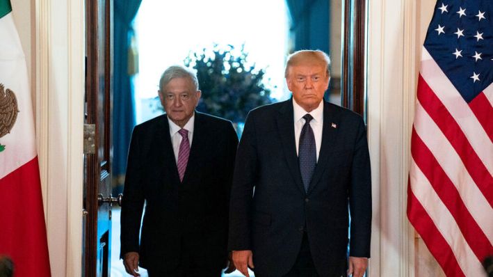 El presidente de México, Andrés Manuel López Obrador, y el presidente de Estados Unidos, Donald Trump, llegan previo a un dialogo en una cena de trabajo en la Casa Blanca, el 8 de julio de 2020 en Washington, DC. (Anna Moneymaker-Pool/Getty Images)