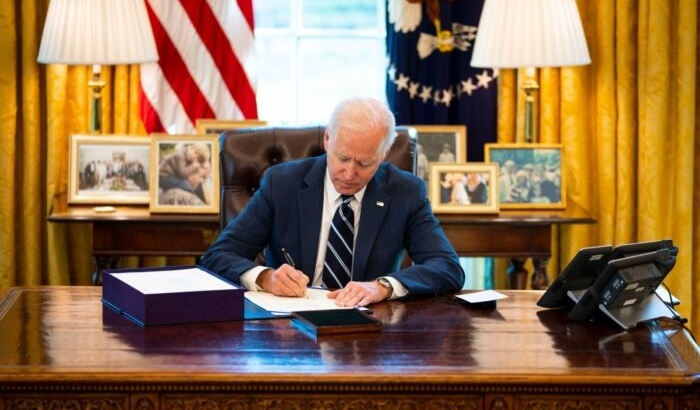 El presidente Joe Biden participa en la firma de un proyecto de ley en el Despacho Oval el 11 de marzo de 2021. (Doug Mills/Getty Images)