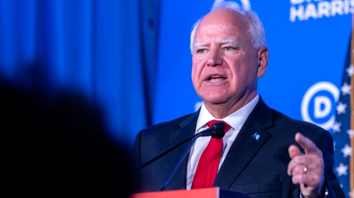 El gobernador de nnesota Tim Walz habla en una rueda de prensa de la campaña Biden-Harris y el DNC en Milwaukee, Wisconsin, el 17 de julio de 2024 ( Jim Vondruska/Getty Images)