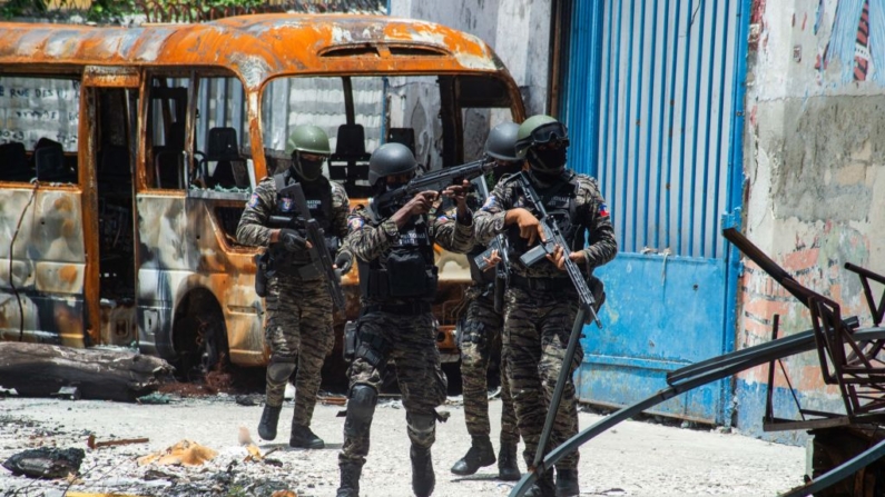 Fuerzas policiales participan en una operación contra poderosas bandas en el centro de la ciudad, cerca del Palacio Nacional, en Puerto Príncipe (Haití), el 9 de julio de 2024. (Clarens Siffroy/AFP vía Getty Images)