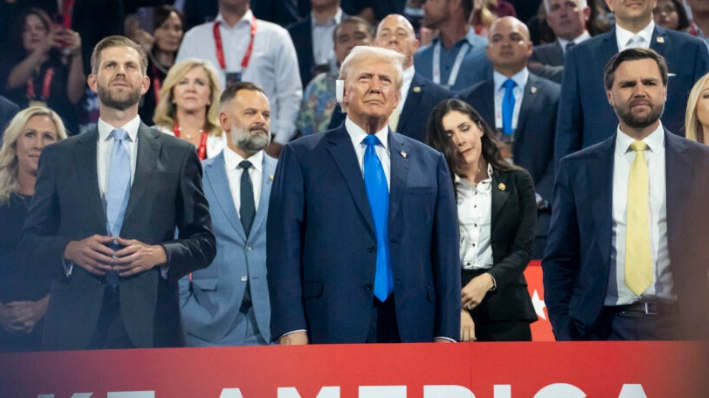 (L-R) Eric Trump, el expresidente Donald J. Trump, y su compañero de fórmula el senador J.D. Vance (R-Ohio) llegan a la RNC en Milwaukee, Wisconsin, el 16 de julio de 2024. ( adalina Vasiliu/The Epoch Times)