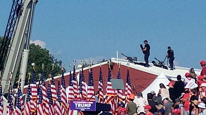 Francotiradores se sitúan en un tejado en el mitin de campaña del candidato presidencial republicano y expresidente Donald Trump en Butler, Pensilvania, el 13 de julio de 2024. (Glen Van Tryfle/TMX vía Reuters)