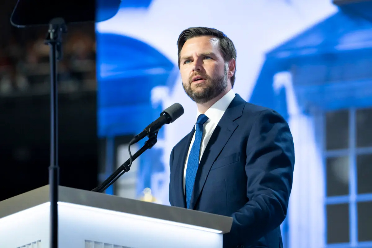 El senador JD Vance (R-Ohio), candidato a la presidencia de EE. UU., habla durante la Convención Nacional Republicana (RNC) en Milwaukee, Wisconsin, el 17 de julio de 2024. Madalina Vasiliu/The Epoch Times)