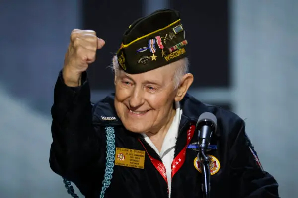 El sargento William Pekrul, veterano de la Segunda Guerra Mundial, habla en el escenario durante el tercer día de la Convención Nacional Republicana en Milwaukee, Wisconsin, el 17 de julio de 2024. (Chip Somodevilla/Getty Images)