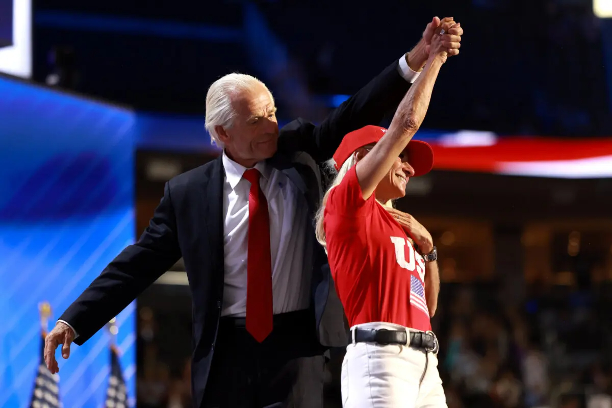 Peter Navarro baja del escenario con su prometida Bonnie durante el tercer día de la Convención Nacional Republicana en el Fiserv Forum de Milwaukee, Wisconsin, el 17 de julio de 2024. (Joe Raedle/Getty Images)