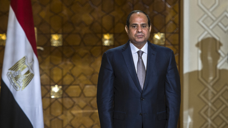 La sombra de un guardia ceremonial se ve mientras el presidente egipcio Abdel Fattah al-Sisi observa durante una ceremonia de firma de contratos militares en el palacio presidencial en la capital egipcia, El Cairo, el 10 de octubre de 2015. (KHALED DESOUKI/AFP via Getty Images)