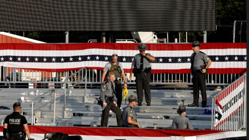 Agentes de las fuerzas del orden permanecen cerca del escenario de un mitin de campaña del candidato presidencial republicano, el expresidente Donald Trump, en Butler, Pensilvania, el 13 de julio de 2024. (A na Moneymaker/Getty Images)