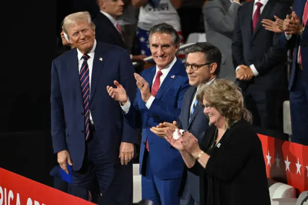 El expresidente Donald Trump (I) reconoce a Beverly Vance (D), la madre del senador JD Vance (R-Ohio), durante el tercer día de la Convención Nacional Republicana 2024 en Milwaukee el 17 de julio de 2024. Andrew Caballero-Reynolds/AFP vía Getty Images)