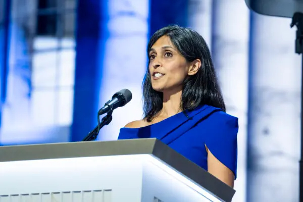 Usha Chilukuri Vance, esposa del candidato a la vicepresidencia, el senador republicano por Ohio JD Vance, habla durante la Convención Nacional Republicana (RNC) en Milwaukee, Wisconsin, el 17 de julio de 2024. (Madalina Vasiliu/The Epoch Times)