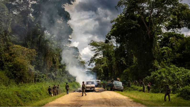 Soldados del Ejército Congoleño y tropas de la ONU inspeccionan un sitio de emboscada donde, una hora antes, rebeldes fundamentalistas del ADF atacaron dos vehículos en la carretera entre Beni y la ciudad fronteriza ugandesa de Kasindi, el 9 de abril de 2021 en Kilya, Sector Rwenzori, República Democrática del Congo.  (Brent Stirton/Getty Images)