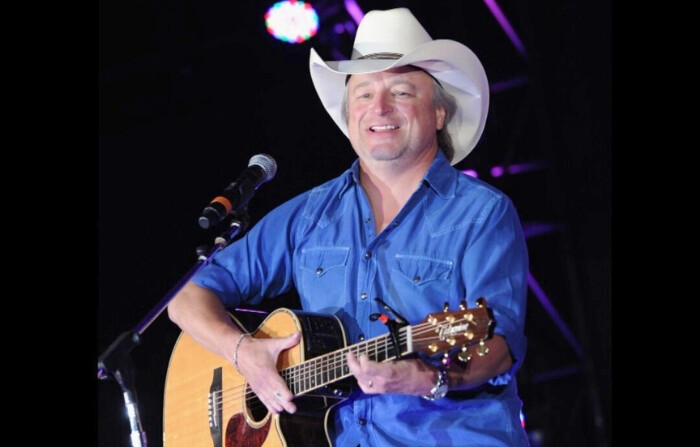 Mark Chesnutt actúa en el escenario BLA durante la Conferencia y Salón de la Fama de la Asociación Internacional de Compradores de Espectáculos en Nashville, Tennessee, el 3 de octubre de 2011. (Rick Diamond/Getty Images of IEBA)