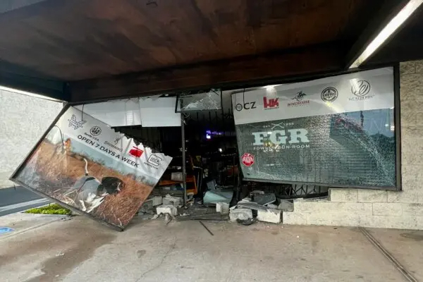 El muro de ladrillo dañado y las puertas de seguridad de Fowler Gun Room en Orange, California, tras un robo el 13 de julio de 2024. Cortesía de Fowler Gun Room)