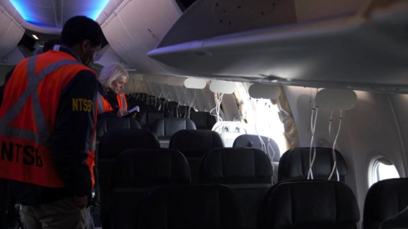 El área de la puerta con el tapón del fuselaje del Boeing 737-9 MAX del vuelo 1282 de Alaska Airlines, que se vio obligado a realizar un aterrizaje de emergencia con un boquete en el fuselaje, se ve durante una investigación por la Junta Nacional de Seguridad en el Transporte (NTSB) en Portland, Oregón, el 7 de enero de 2024. (TSB/Handout via Reuters)