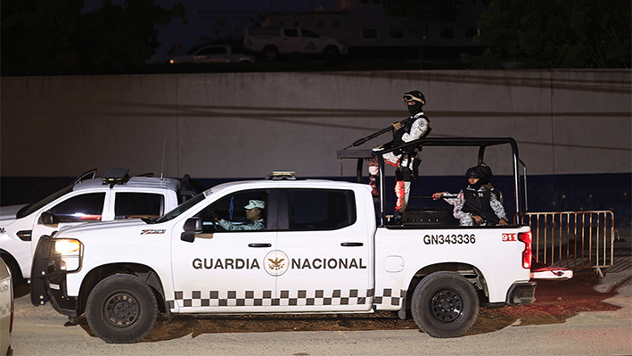 Miembros de la Guardia Nacional (GN) resguardan un cuartel de la policía estatal atacado con explosivos este domingo, en el balneario de Acapulco, en Guerrero (México). (EFE/David Guzmán)