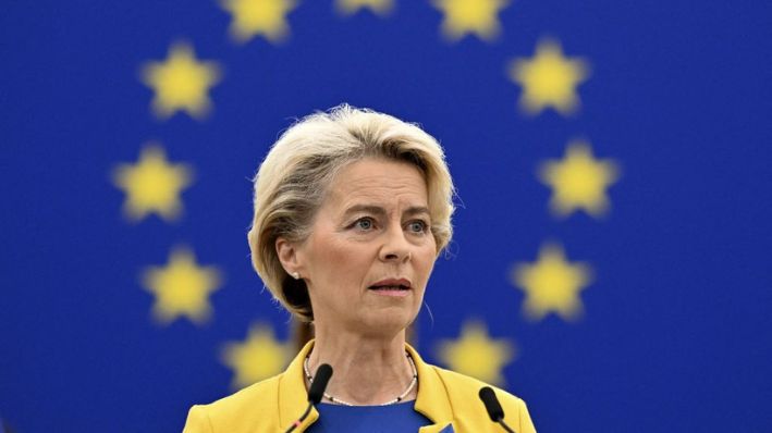 La presidenta de la Comisión Europea, Ursula von der Leyen, pronuncia un discurso durante un debate sobre "El estado de la Unión Europea" como parte de una sesión plenaria en Estrasburgo, este de Francia, el 14 de septiembre de 2022. (FREDERICK FLORIN/AFP via Getty Images)