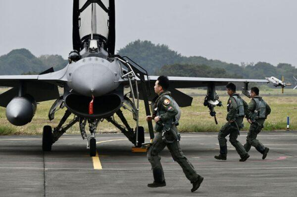 Pilotos de la fuerza aérea taiwanesa corren hacia su caza F-16V armado de fabricación estadounidense en una base de la fuerza aérea en Chiayi, al sur de Taiwán, el 5 de enero de 2022. (Sam Yeh/AFP vía Getty Images)