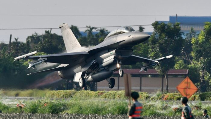 Un caza armado F16 de fabricación estadounidense despega de una autopista en Pingtung, al sur de Taiwán, durante el simulacro anual Han Kuang el 15 de septiembre de 2021. (Foto de Sam Yeh / AFP)
