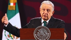 López Obrador entrega reporte con 21 puntos a padres de desaparecidos de Ayotzinapa