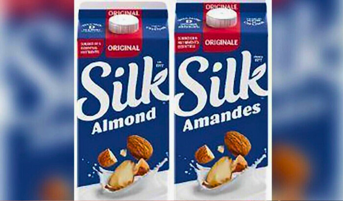 Los envases en inglés y francés para la leche de almendras Original Silk se muestran en esta foto sin fecha. (The Canadian Press/HO-Agencia Canadiense de Inspección de Alimentos)