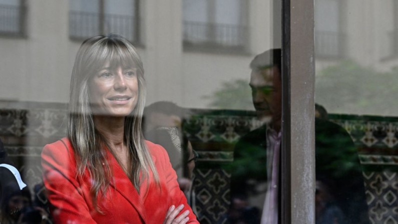 Begoña Gómez, esposa del presidente del Gobierno español, Pedro Sánchez (d), del Partido Socialista (PSOE), tras una ventana después de depositar su voto en Madrid el 28 de mayo de 2023 durante las elecciones locales y regionales. (Javier Soriano/AFP vía Getty Images)
