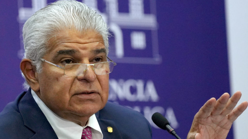 El presidente de Panamá, José Raúl Mulino, habla durante su primera rueda de prensa semanal en el palacio presidencial en Ciudad de Panamá, el 18 de julio de 2024. (Arnulfo Franco/AFP vía Getty Images)