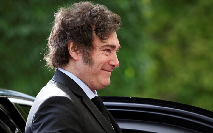 El presidente argentino, Javier Milei, observa mientras es recibido por el canciller alemán Olaf Scholz, en la Cancillería de Berlín, el 23 de junio de 2024. (Liesa Johannssen/Reuters)