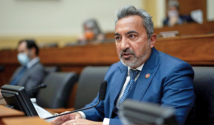 El representante Ami Bera (D-Calif.) habla mientras el secretario de Estado de EE. UU., Antony Blinken, testifica ante el Comité de Asuntos Exteriores de la Cámara de Representantes en el Capitolio en Washington el 10 de marzo de 2021. (Ting Shen-pool/Getty Images)