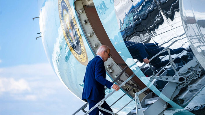 El presidente Joe Biden sube al Air Force One mientras sale del Aeropuerto Internacional Harry Reid de Las Vegas el 17 de julio de 2024, camino de Delaware. Kent Nishimura/AFP vía Getty Images)