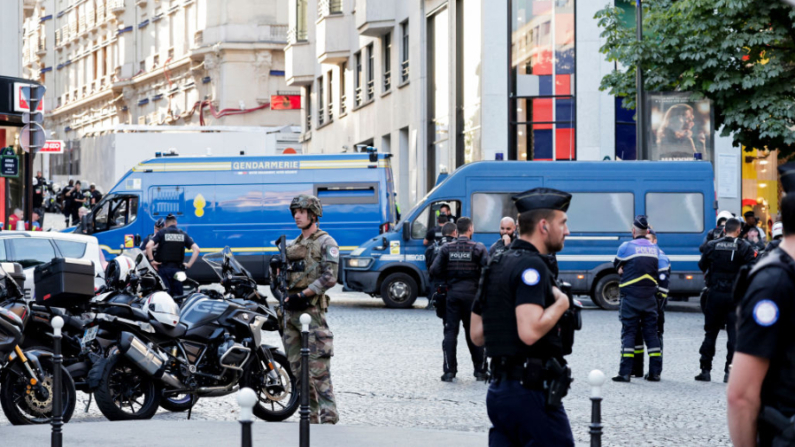 Agentes de policía, gendarmes franceses y un soldado aseguran la aera frente a la tienda Louis Vuitton después de que un hombre atacara a un agente de policía con un cuchillo, en la avenida de los Campos Elíseos en París (Francia), el 18 de julio de 2024. (Stephane De Sakutin/AFP vía Getty Images)