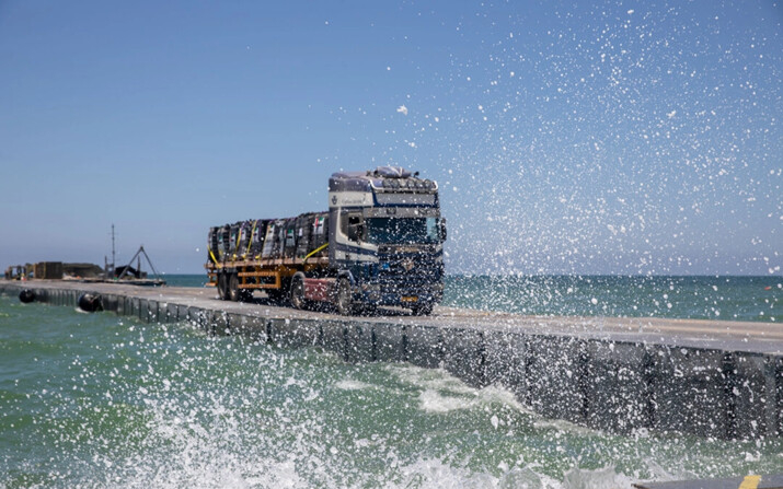 Ayuda humanitaria llegando a Gaza a través del muelle temporal Trident, el 11 de junio de 2024. (Foto del ejército de EE.UU. por la sargento de personal Mikayla Fritz)