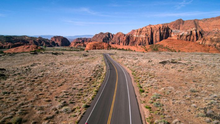 Una vista aérea de triatletas de grupos de edad en bicicleta por Snow Canyon durante el IRONMAN 70.3 St George Utah, el 5 de mayo de 2018 en St George, Utah. (Donald Miralle/Getty Images)