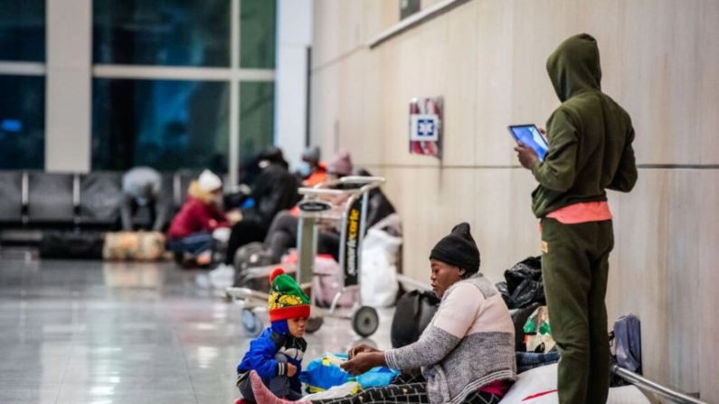 Inmigrantes ilegales utilizan la Terminal E del Aeropuerto Internacional Logan de Boston como refugio en Boston el 30 de enero de 2024. (J seph Prezioso/AFP via Getty Images)