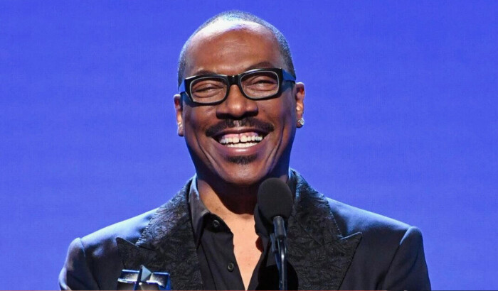 Eddie Murphy acepta el Premio a la Trayectoria en el escenario durante la 25ª entrega anual de los Critics' Choice Awards en Santa Mónica, California, el 12 de enero de 2020. (Kevin Winter/Getty Images para Critics Choice Association)