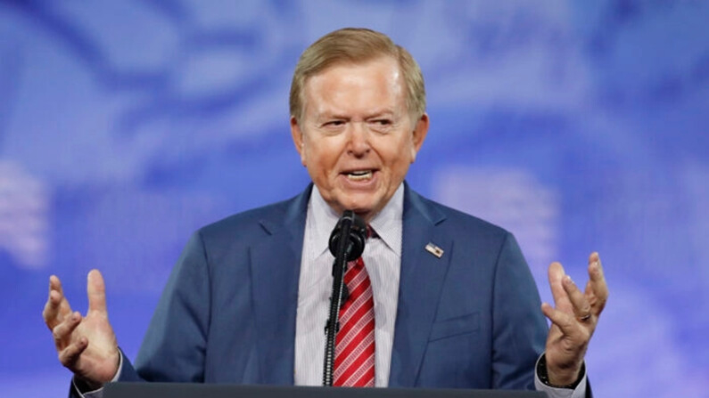 Lou Dobbs habla en la Conferencia de Acción Política Conservadora, en Oxon Hill, Maryland, el 24 de febrero de 2017. (Alex Brandon/AP Photo)