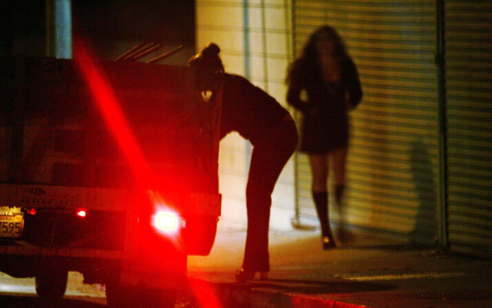 En esta foto de archivo, un automóvil reduce la velocidad en Holt Boulevard durante una importante operación encubierta contra la prostitución, en Pomona, California. (David McNew/Getty Images)