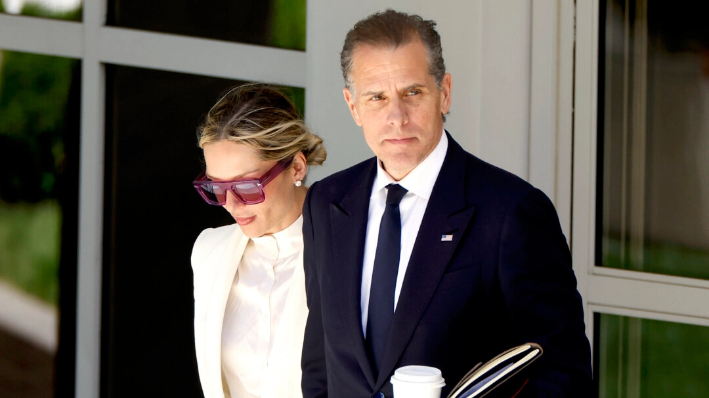 Hunter Biden y su esposa Melissa Cohen Biden, salen del edificio federal J. Caleb Boggs en Wilmington, Delaware, el 7 de junio de 2024 ( Kevin Dietsch/Getty Images)