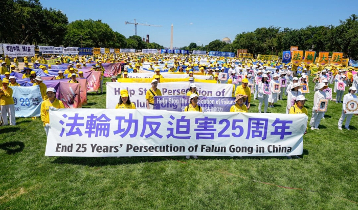 Los practicantes de Falun Gong participan en una manifestación para pedir el fin de los 25 años de persecución a los practicantes de Falun Gong en China por parte del Partido Comunista Chino en el National Mall de Washington el 11 de julio de 2024. (Larry Dye/The Epoch Times)
