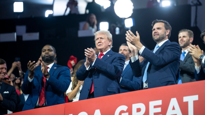 (I-D) El representante Byron Donalds (R-Fla.), el expresidente Donald Trump, y el compañero de fórmula de Trump, el senador JD Vance (R-Ohio), asisten a la Convención Nacional Republicana (RNC) de 2024 en Milwaukee el 15 de julio de 2024. ( Madalina Vasiliu/The Epoch Times)