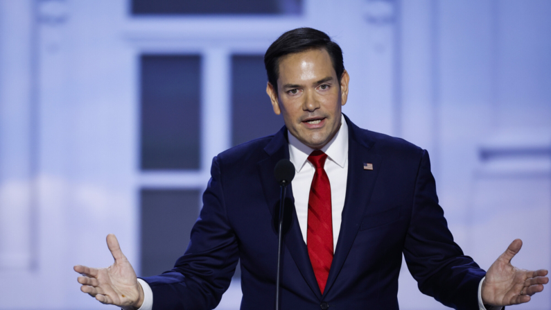 El senador estadounidense Marco Rubio (R-FL) habla en el escenario el segundo día de la Convención Nacional Republicana en el Fiserv Forum el 16 de julio de 2024 en Milwaukee, Wisconsin. Delegados, políticos y fieles republicanos están en Milwaukee para la convención anual, que concluye con la aceptación del expresidente Donald Trump de la nominación presidencial de su partido. (Chip Somodevilla/Getty Images)