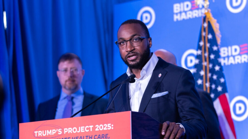 El director adjunto de la campaña presidencial de Joe Biden 2024, Quentin Fulks, habla en una rueda de prensa del equipo Biden-Harris y el DNC en el centro de Milwaukee el 16 de julio de 2024 (Jim Vondruska/Getty Images)