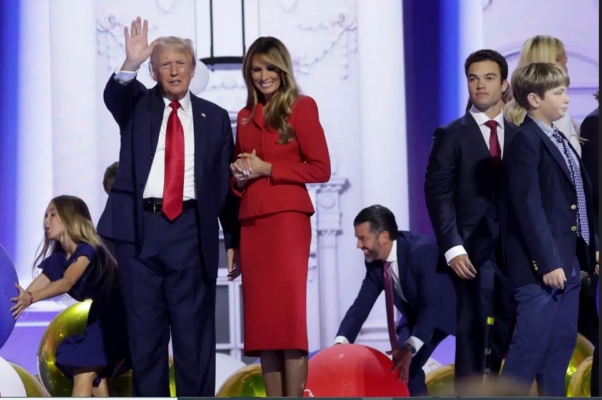 El presidente Donald Trump y los miembros de la familia Trump celebran después de que Trump aceptara oficialmente la nominación presidencial republicana en el cuarto día de la Convención Nacional Republicana en el Fiserv Forum en Milwaukee, Wisconsin, el 18 de julio de 2024. (Alex Wong/Getty Images)